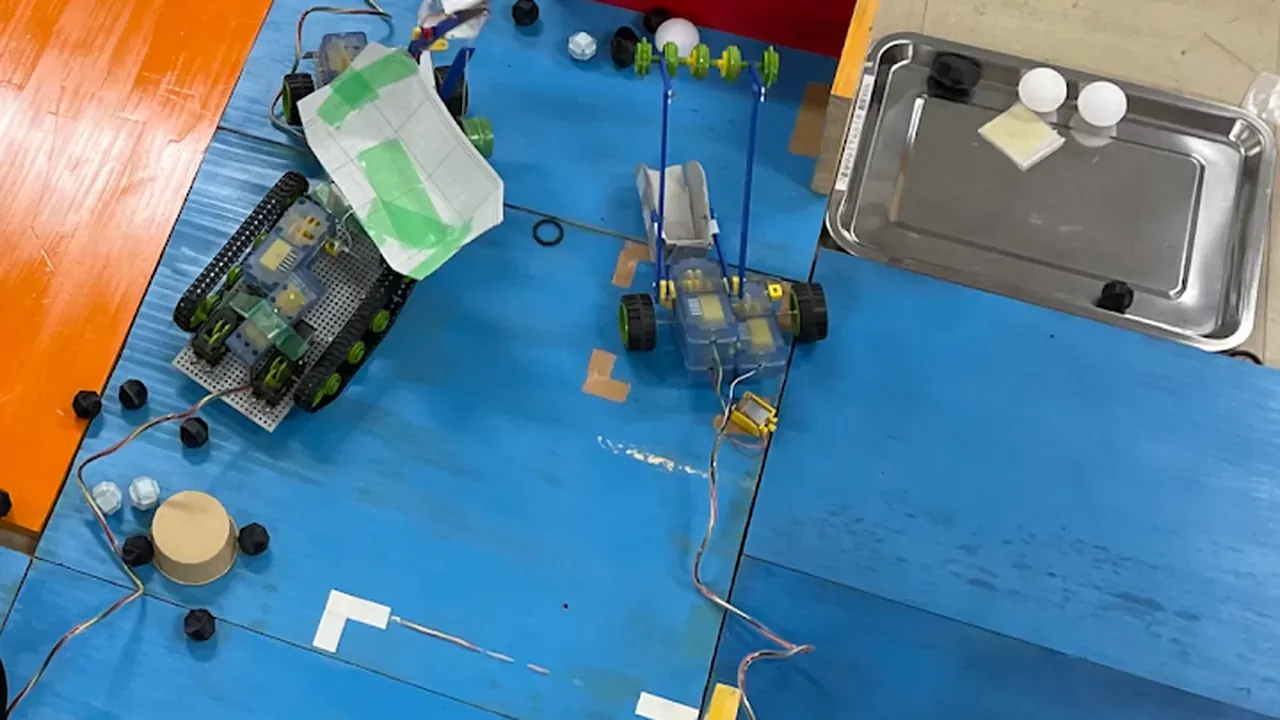 D2ロボコンの競技フィールドと、参加者が作ったロボット